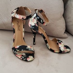 Strappy black and floral 👠